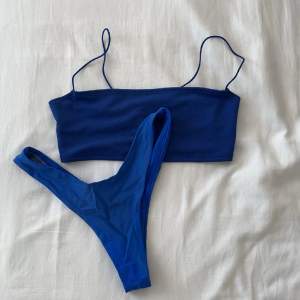 Jätte fint blått bikiniset! Underdelen som man ser är lite blekt men utöver det inga defekter!🫶🏼💘☀️