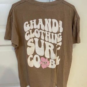 T-shirt Ghanda - Ljusbeige färg. Riktigt skön och perfekt för i sommar. Köpt i Australien och använd en gång. 