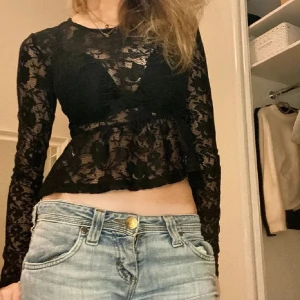 Spets - Säljer den här superfina spets tröjan köpt för 300kr här på plick 💕💕pris kan diskuteras 🙌🙌