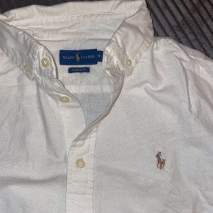 Ralph Lauren Vit Skjorta Dam - Helt ny. Aldrig använt. Köpte för 1700kr. Storlek S passar M också