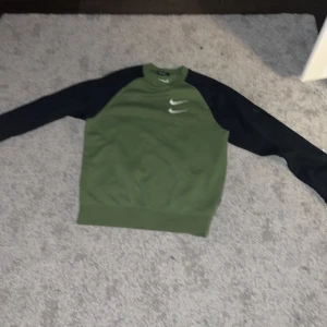 Nike sweatshirt  - Storlek S Använd ett fåtal gånger  Ordinarie pris 600kr Mitt pris 200kr Tar Swish  Om du har någon fråga så hör gärna av dig!