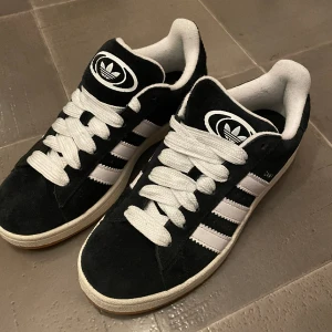 Adidas Campus 00 svarta - Säljer nu mina campus 00 pga kommer inte alls till användning 😢 jätte bra skick använda endast två gånger- storlek 39 1/3, passar mig som brukar ha 38/39. 