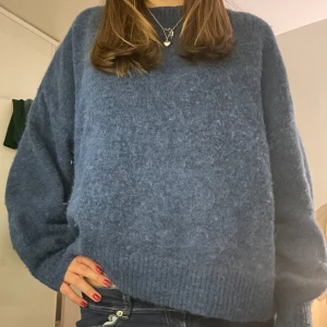 Mörkblå Stickad tröja - Jättefin mörkblå stickad tröja från Cubus som inte kommit till användning 
