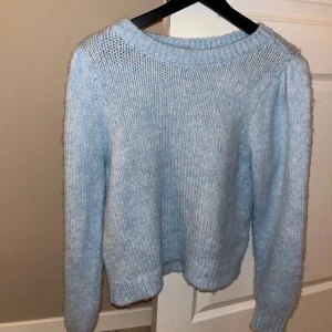 Blå stickad tröja  - Fint skick.