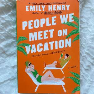 Boken ”People we meet on vacation” (på engelska) av Emily Henry☀️  (Köptes för ca 200 kr)