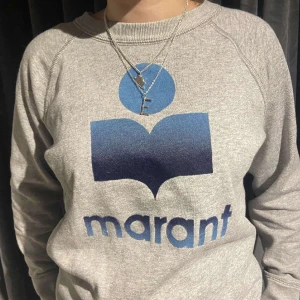 Isabel marant tröja - En jättefin isabel marant tröja som är i princip nyskick! Den har ett fint tryck och inga defekter! Skulle säga att den passar xs/s. Hör av er vid eventuella frågor!💗