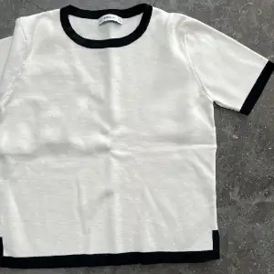 Säljer denna vita snygga tröja från Zara då den tyvärr inte kommer till användning. Nyskick. Köparen står för frakt 19kr via plick och är spårbar. Kvar så länge det inte står ”såld”!!!❤️ BTW, säljer en lika Dan fast svart och vit ❤️