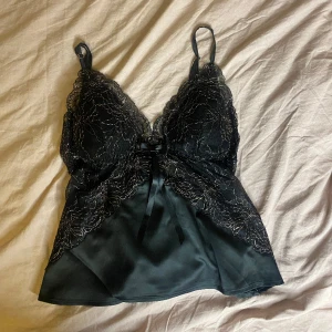 Spetts topp - ! Går bra att komma med egna prisförslag ! Säljer denna slutsålda spettstopp från new yorker  , köpte av en tjej här på plick för 400 kr  Storlek M passar s/m då den har justerbara band❤️‍🔥 säljer då den inte riktigt var min stil