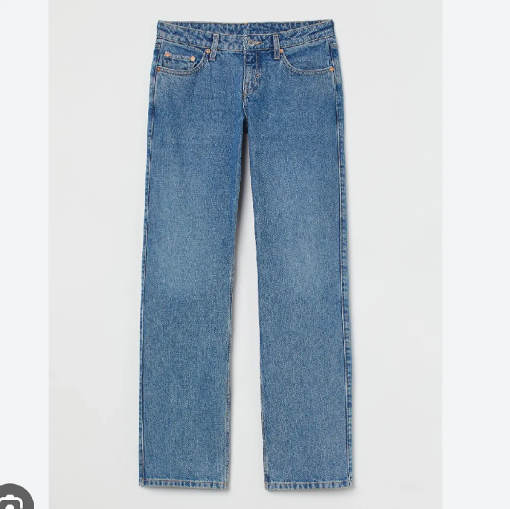Supersnygga lågmidjade jeans från weekday! Storlek 27/32, helt slutsålda på hemsidan🩷 (lånade bilder). Jeans & Byxor.