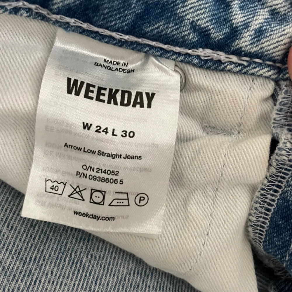 Jag säljer mina Weekday jeans pågrund av dem aldrig kommer till användning. Köpte dem 2022 men har använt endast fåtal gånger, så dem är i nyskick. Köparen står för frakt💗. Jeans & Byxor.