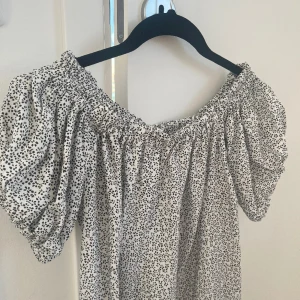 Jättefin mönstrad blus - Såå fin mönstrad blus som passar perfekt till våren och sommaren till tex en jeanskjol, jeansshorts eller ljusblåa jeans😍 jättebra skick!!