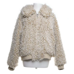 Teddy jacka - Säljer denna snygga Teddy jacka från Monki som är trendig men svår att få tag på. Storlek XL men sitter snyggt på mig som brukar ha S/M. Passar många storlekar beroende på hur man vill att den ska sitta. 