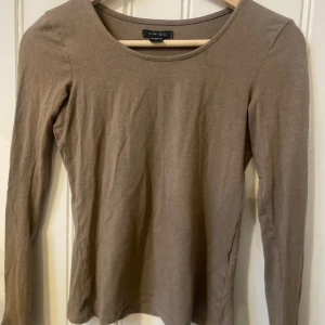 en fin urringad tröja från New yorker 🤎🪩 - tröjan är använd en gång och är i storlek S⚡️ den är i fint skick för bra pris🤎den är basic men lätt o fin att styla.