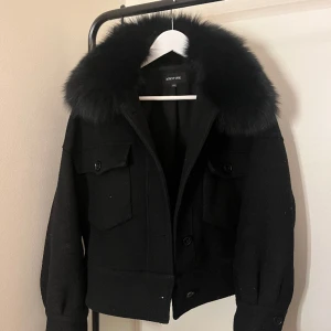 Svart Meotine jacka! - Säljer denna populära meotine jacka i storlek M/L. Den är använd men har inga defekter.