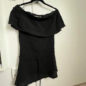 Superfin svart off shoulder klänning från See by Chloe!!! Det står strl 40 men det är strl 34 skulle jag säga eftersom den sitter bra på mig 