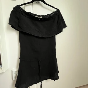 Svart off shoulder klänning - Superfin svart off shoulder klänning från See by Chloe!!! Det står strl 40 men det är strl 34 skulle jag säga eftersom den sitter bra på mig 