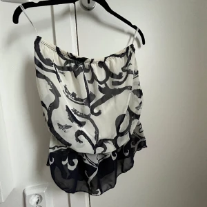 Bandeu blus med volang nertill - Jättefin blus med volang nertill