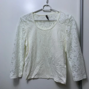 Topp med spets - Topp med spets i mycket fint skick, använd ca 1 gång 🌸 krämfärgad. Passar även som s.
