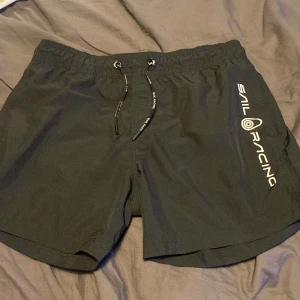 Sail racing bad-shorts - Svarta sail racing bad-shorts bra skick. Storlek 170. Nypris: 600