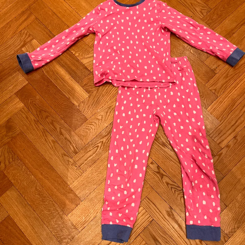 Rosa mönstrad pyjamas set för barn. Priset är ej diskuterbart.. T-shirts.