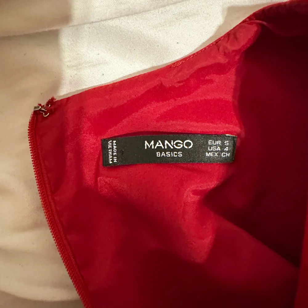 JÄTTE FIN röd klänning från mango. Knappt använd. . Klänningar.