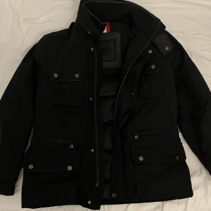 Fortezza Fieldjacka - Fieldjacka italienska märket Fortezza i fint skick. Nypris är runt 7000 men vi säljer den för 999 kr! Den är i storlek 50 vilket motsvarar ungefär large. Priset är inte hugget i sten och kan diskuteras. Frågor i Dms!