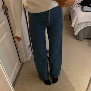 Mörkblå jeans från Lindex i modellen Jackie. Sitter perfekt på mig som är lång🙏🏻 Knappt använda, som nya! 