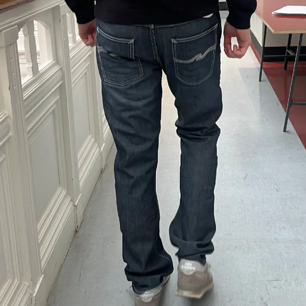 Nudie jeans i storlek 32/34 i modell even steven . Jeans & Byxor.