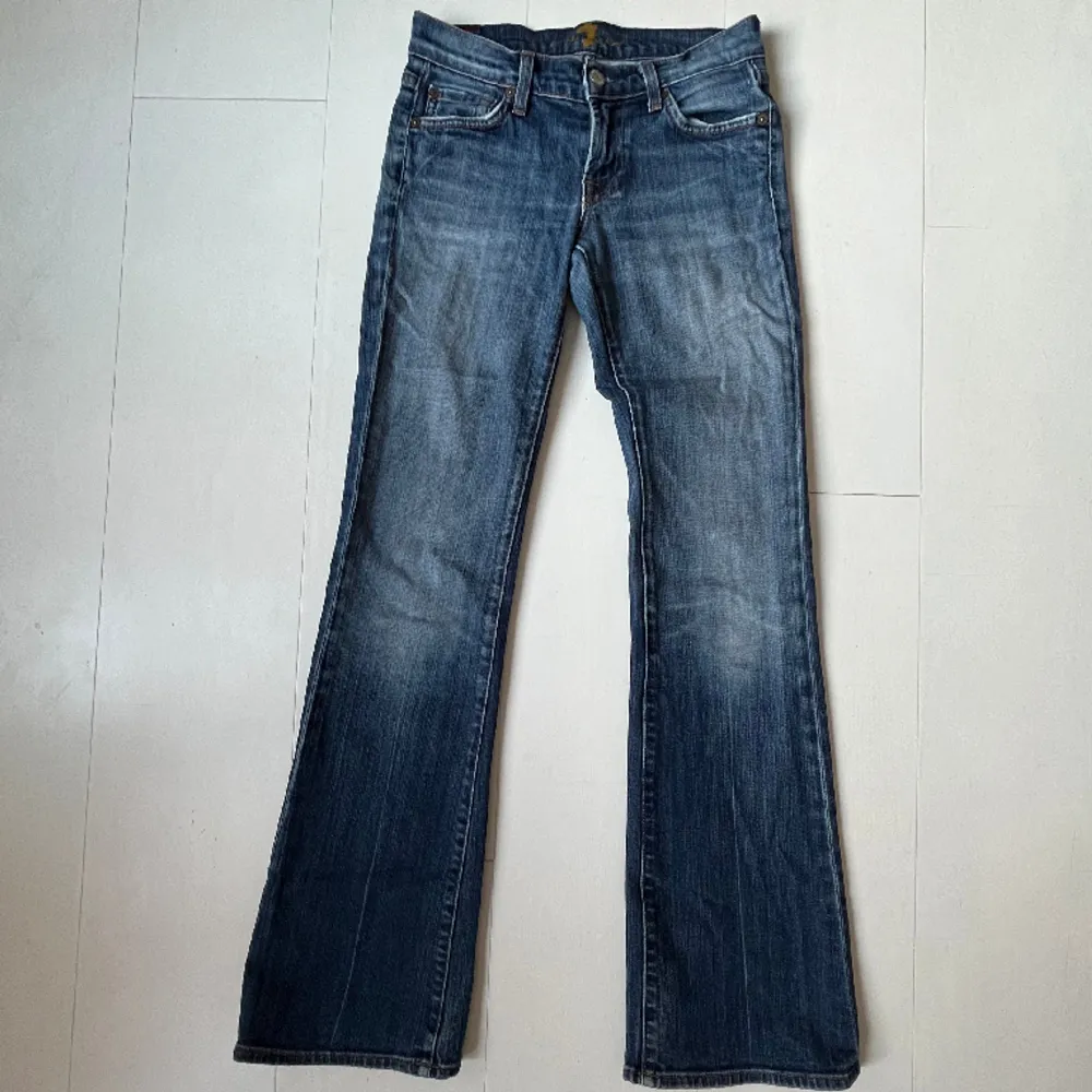 Säljer nu dessa supersnygga 7forallmankind lågmidjade jeans då det inte passar mig💗 Midjemått-33cm Innerbenslängd- 79cm  . Jeans & Byxor.
