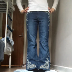 Hippie jeans - Sjukt snygga jeans med broderi på. Tyget är hyfsat stretchigt och har ett fint ”randigt” mönster vilket ger en mer vintage känsla👌🏼Tveka inte att höra av dig💕