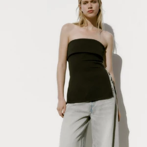 Topp med dragkedja från zara - Säljer denna så coola toppen från zara då den aldrig kommit till användning. Den har ändast prövats💕