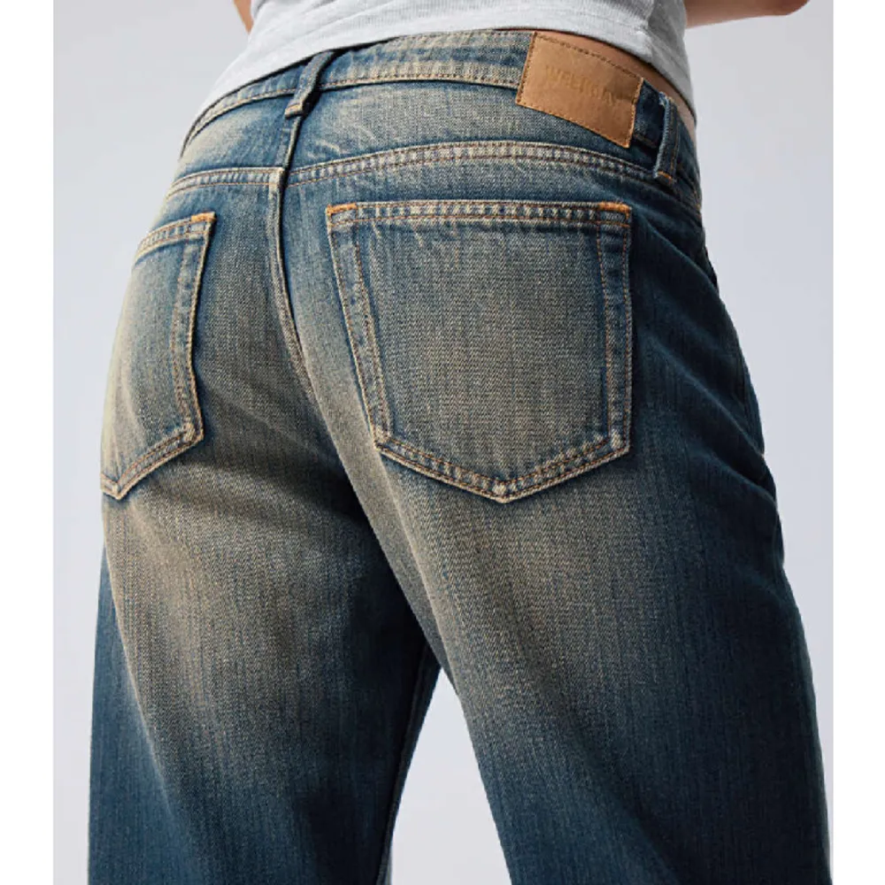 lågmidjade raka weekday jeans, använda ett fåtal gånger. Midja: 26 Benlängd: 32. Jeans & Byxor.