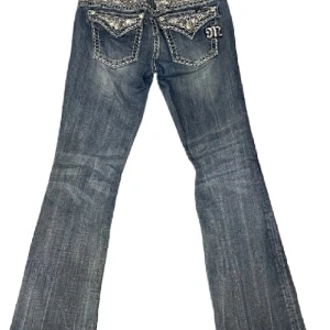 Miss me jeans - Säljer ett par Riktigt  snygga miss me jeans i storlek 28. Midja :39 cm, ytterbenslängd: 98cm, innerbenslängd: 76 cm, benöppning: 21cm.