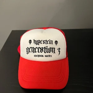 Hypestein keps - Hypestein keps i röd, se bild 2 för en liten fläck!