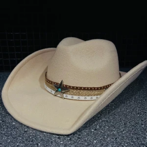 Cowboyhatt - Beige cowboyhatt med detaljer från shein, aldrig använd😁