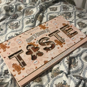 Ögonskuggspalette Plouise Limited edition  - En Limited edition ögonskuggspalette med 50 skuggor från Plouise.  Originalpris: £45