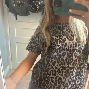Super snygg glittrig leopard tröja
