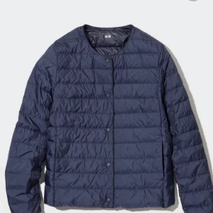 Uniqlo jacka - Jag säljer min superfina uniqlo jacka i mörkblå, köpt förra året för 799 men den e knappt använd.  
