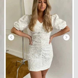 Studentklänning  - Jag säljer denna klänning i stl xs. Helt ny och helt slutsåld på hemsidan❤️Ville kolla om någon var intresserad annars skickar jag tillbaka den ❤️Nypris 900 kr