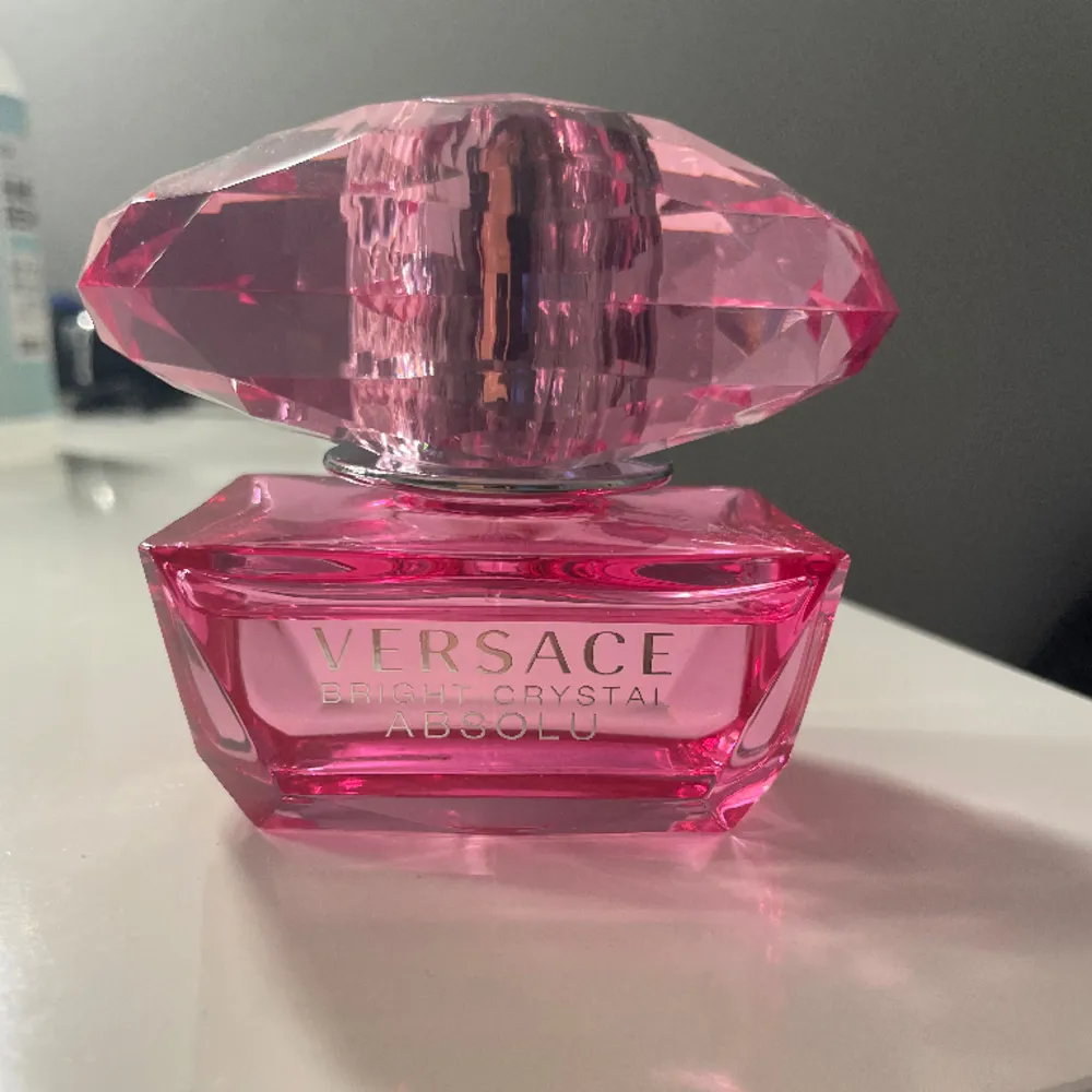 Versace bright crystal absolu. 50 ml Använd fåtal gånger, men är nästan helt full. Nypris: 770. Övrigt.