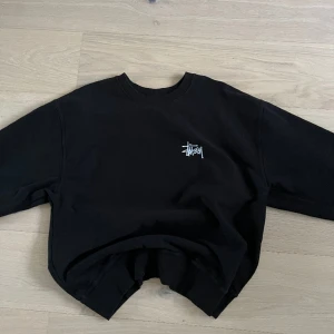 Stussy crew  - Jag säljer denna stüssy sweatshirt pigment dyed, bra skick och använd få gånger💓💓