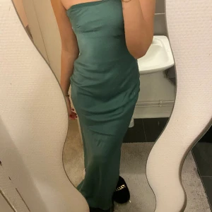 balklänning  - super fin satin balklänning med knäppning i rygg. aldrig använd pgr hittade en annan. Nypris 1300kr från asos 