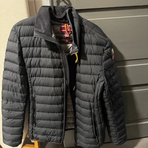 Parajumper Jacka - Lightweight modellen i gott skick!