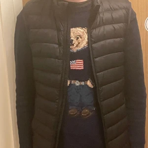 Dressmann Svart Dunväst - Säljer då den blivit för liten. Svart dunväst från Dressmann. Storlek S. Skick 8/10.  Personen på bilden är 180 cm och väger 74 kg. Köpt för 699 startar budgivning på 250. Pris kan diskuteras. För mer info/bilder skicka dm.