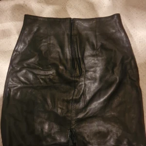 Läderkjol! Leather Skirt - Selling this leather skirt that was too big for me! Id say its a medium. Its a thicker kind of leather but its not tight on the skin.