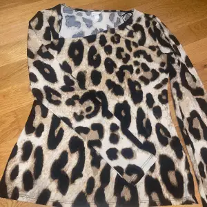 jättefin långärmad tröja med leopard mönster. aldrig använd endast prövad. 