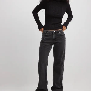 Jeans med lågmidja - Säljer dessa fina jeans från na-kd. De är i bra skick och väl omhändetagna. Säljer pga för små och inte min stil💕 Skriv för mer bilder  Original pris 600