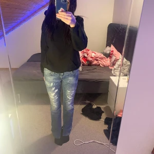 Jeans - Säljer dessa jeans jag köpte här på Plick.  Passar bra på mig som är 170! Kom privat för mått eller fler bilder 
