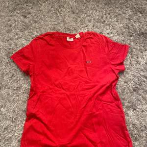Röd Levis T-shirt, kan strykas innan sänkning. Den är i fint skick.🩷