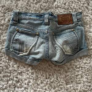 Jeans shorts från märket nolita och h&m.  låg midja  Storlek 32/34  100kr/st